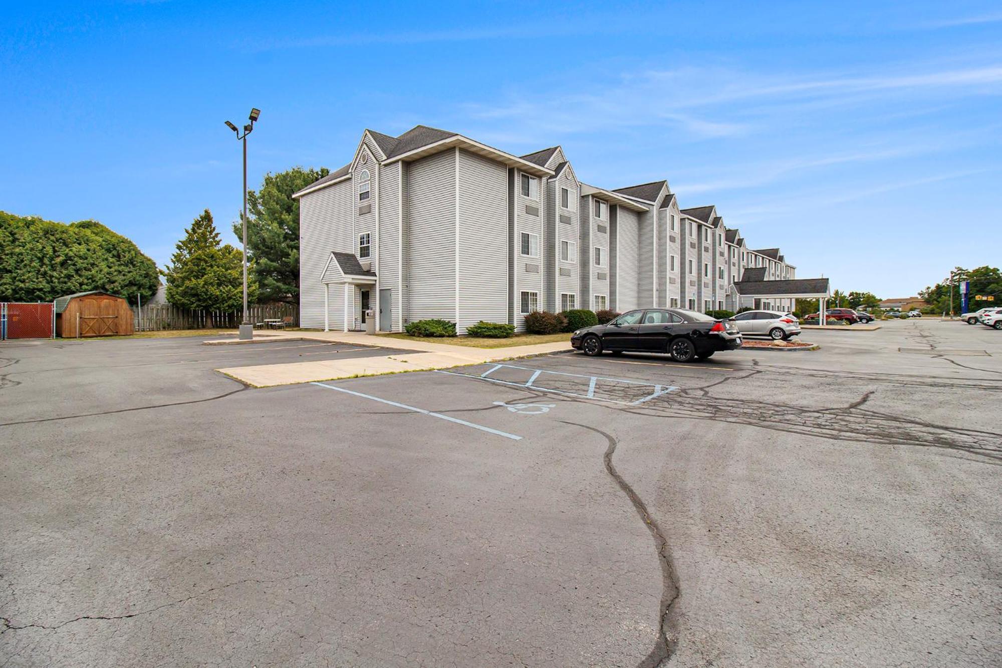 Microtel Inn&Suites Manistee Exterior foto